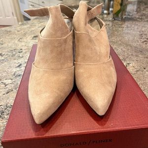 Donald pliner booties size 8.5- like new